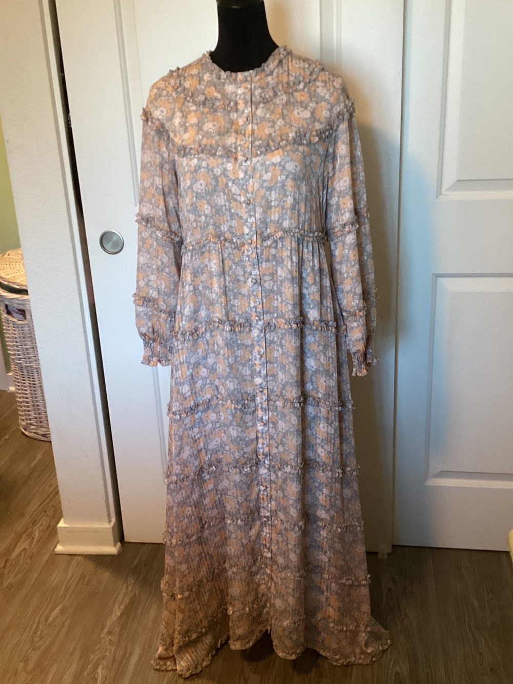 Gemma Albright Floral Tiered Maxi Dress in Peach and Gray S